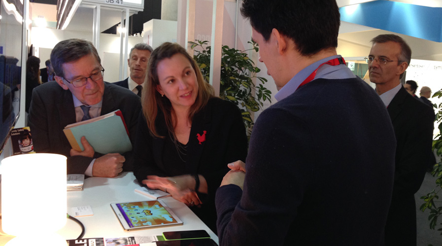 Grégory VERET présente App Kids à Axelle LEMAIRE au MWC 2015